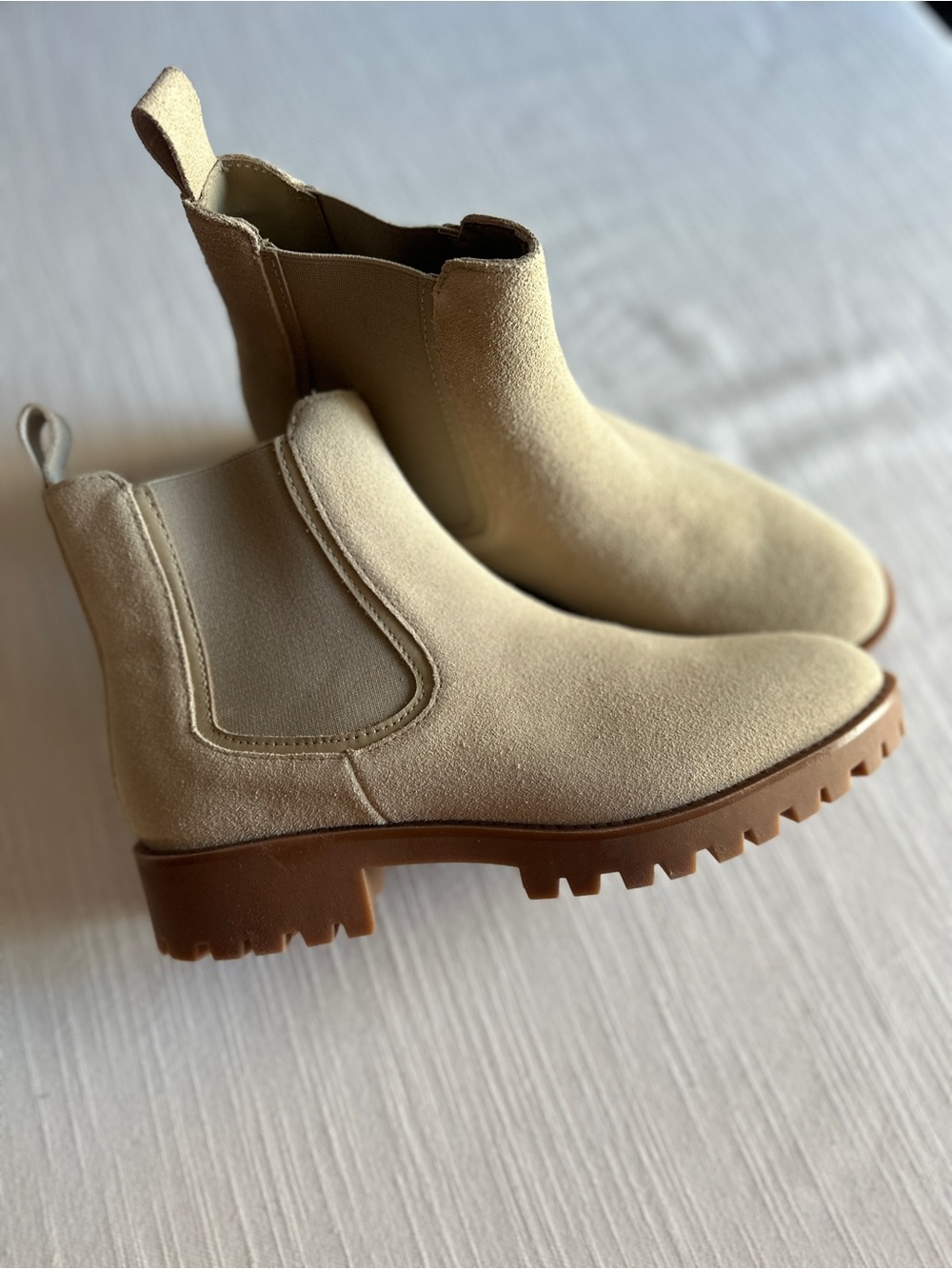 Quince Italian Almond Suede Lug Sole Chelsea Boots Size 7.5 NWT